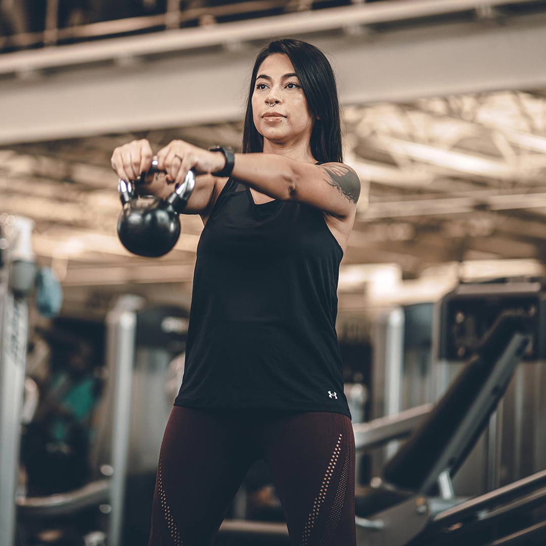 woman lifting kettlebell
